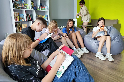 Именно здесь каждый четверг с 14:00 до 16:00 здесь собираются ребята, чтобы написать «Письмо солдату». В своих посланиях они рисуют, желают крепкого здоровья, стойкости и скорейшего возвращения домой.